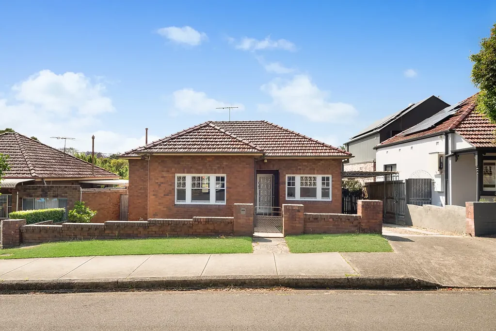 Lilyfield 3 Slaapkamer Charming Art Deco Double fronted brick home in a Sought-After Cul-de-Sac on an impressive 14.555m Frontage