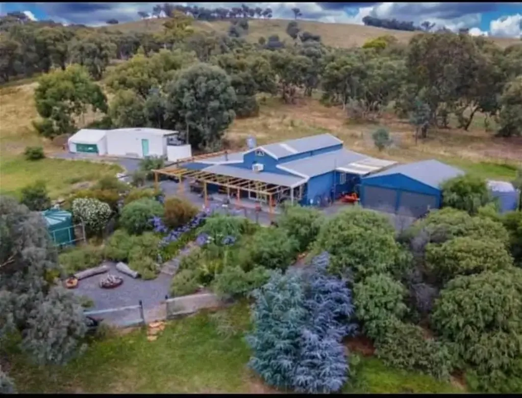 Crooked Corner 4ਬੈੱਡਰੂਮ Tree Change/Rural Living on 20 Acres  Orchard, Barn & Room to Grow