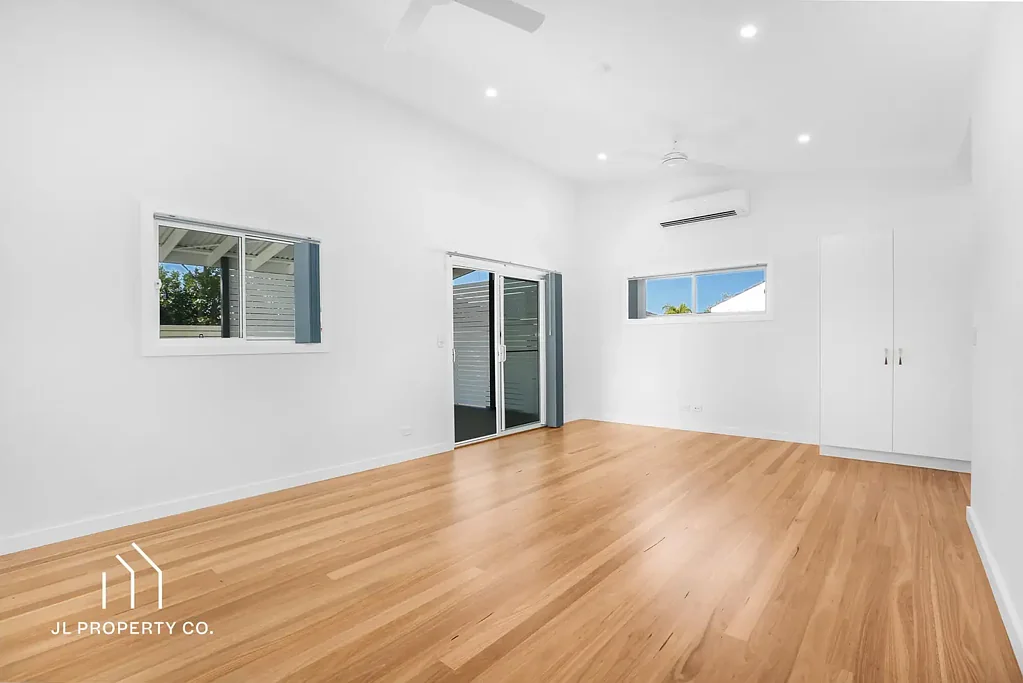 Modern and Private Two Bedroom Cabin - Access via rear lane only
