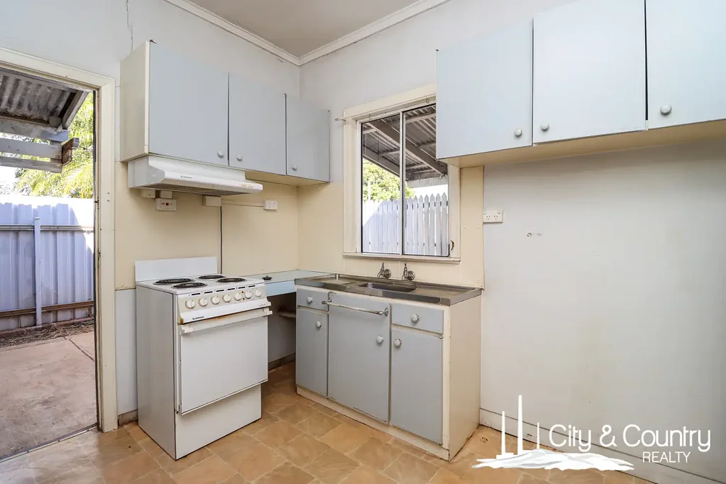 Mount Isa 2침실 Renovator’s Opportunity – Two 1-Bedroom Units on One Title