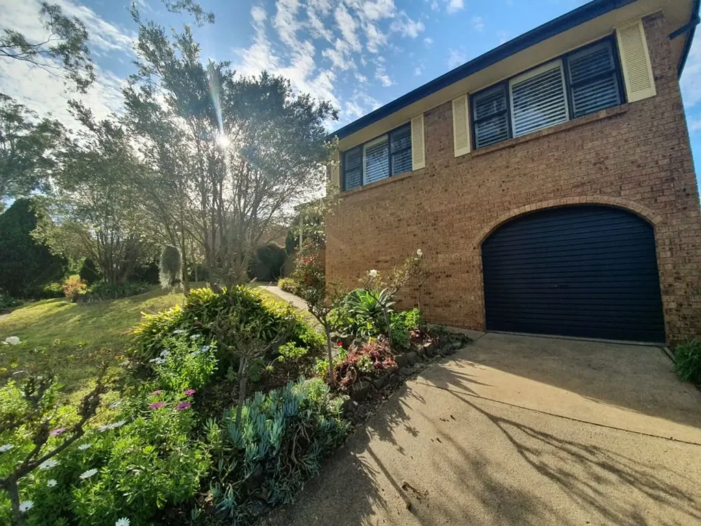 Muswellbrook 3ห้องนอน 3 B/R BRICK-VENEER HOME STANDING PROUD ON A UNIQUE
DOUBLE FRONTAGE BLOCK !
