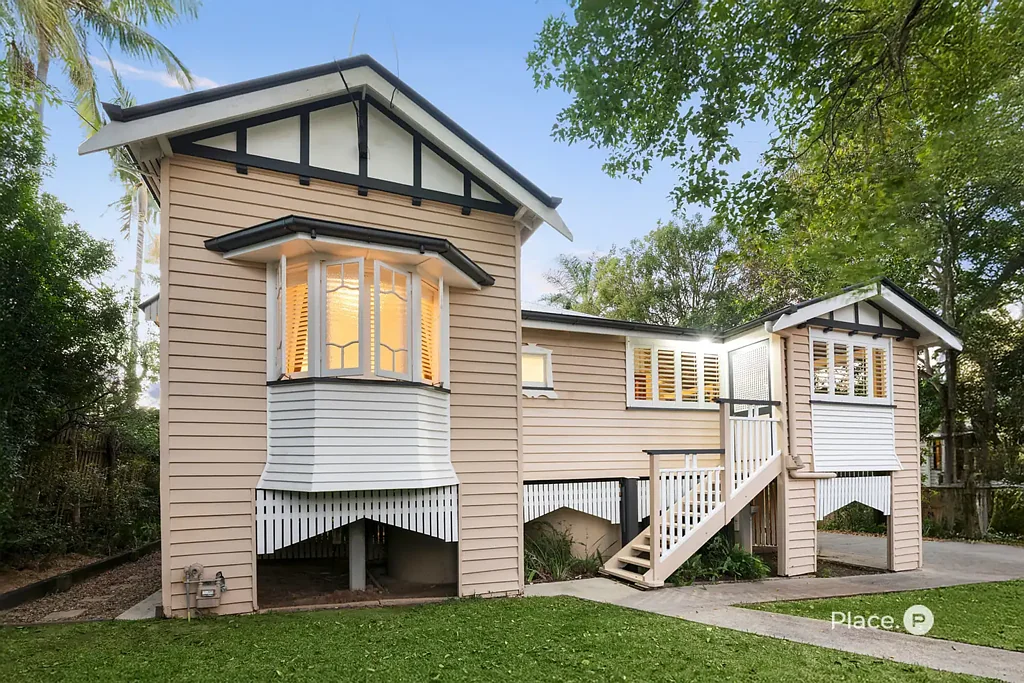 Holland Park West 3chambre Charming Queenslander on 771m2 in Cavendish Rd School Catchment