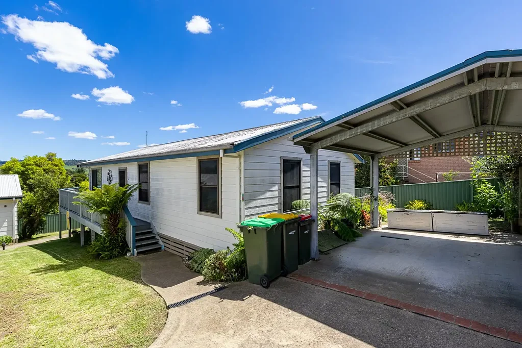Bega 3 Bedroom 3 BEDROOMS AND WHAT A VIEW!