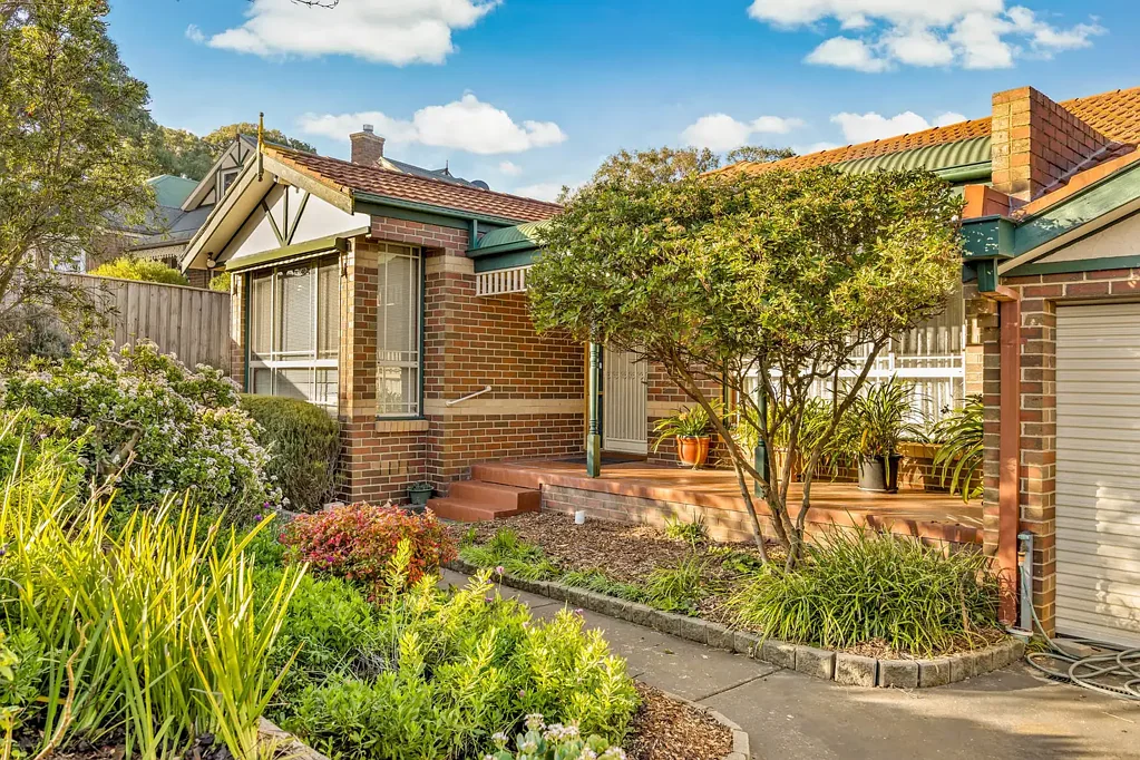 Sunbury 3Phòng ngủ 966m2 (approx.) Garden Beauty with Classic Appeal