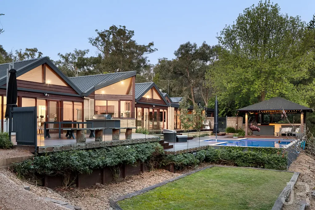 Beaconsfield 5 Slaapkamer The Architectural Retreat on over an Acre, Redefined.
