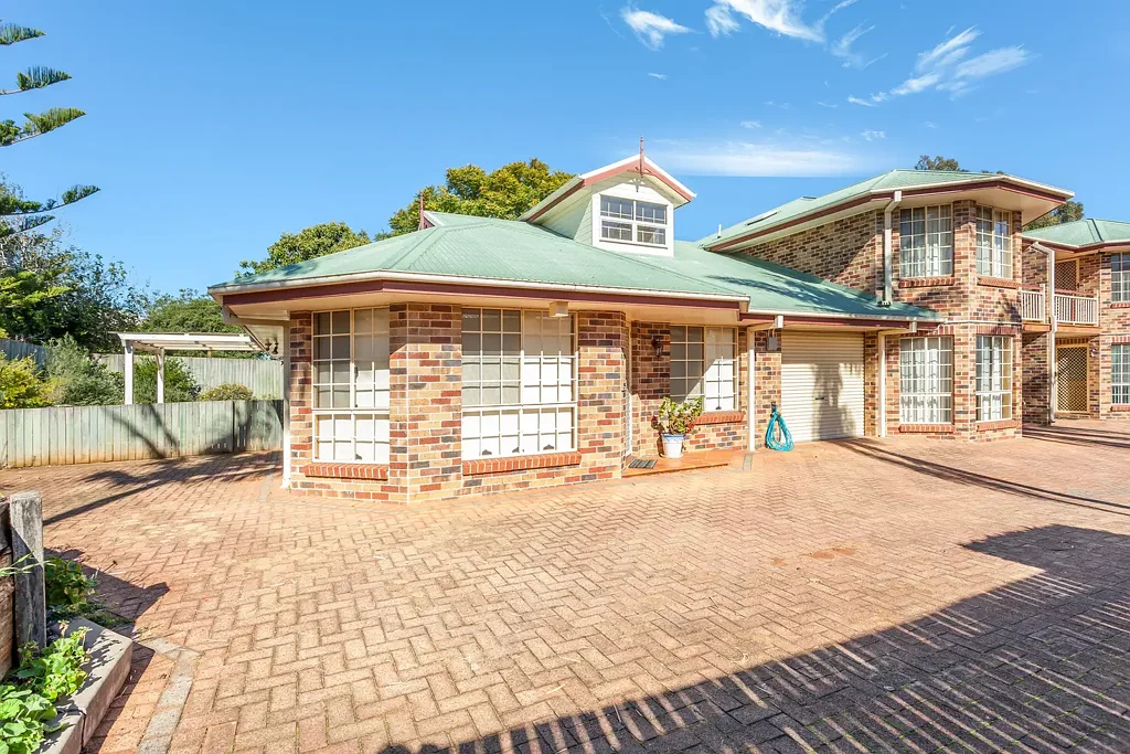 This impeccably presented lowset brick unit is sure to impress!
