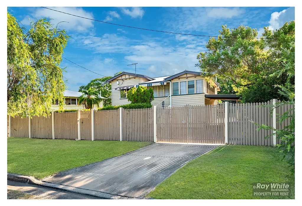 Must See!  Family Friendly 3 Bedder + Sunroom!