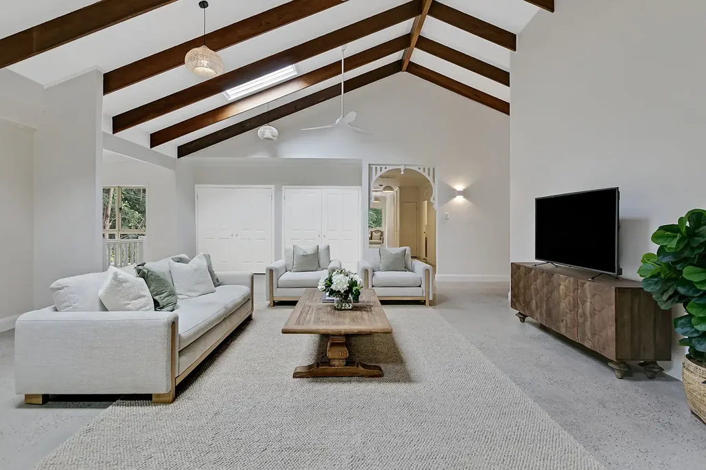 Well appointed upstairs residence in leafy surrounds
