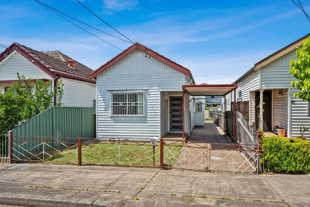 Auburn 2Kwarto THE PERFECT STARTER - OPEN TO VIEW SATURDAY 1 TO 1.30PM