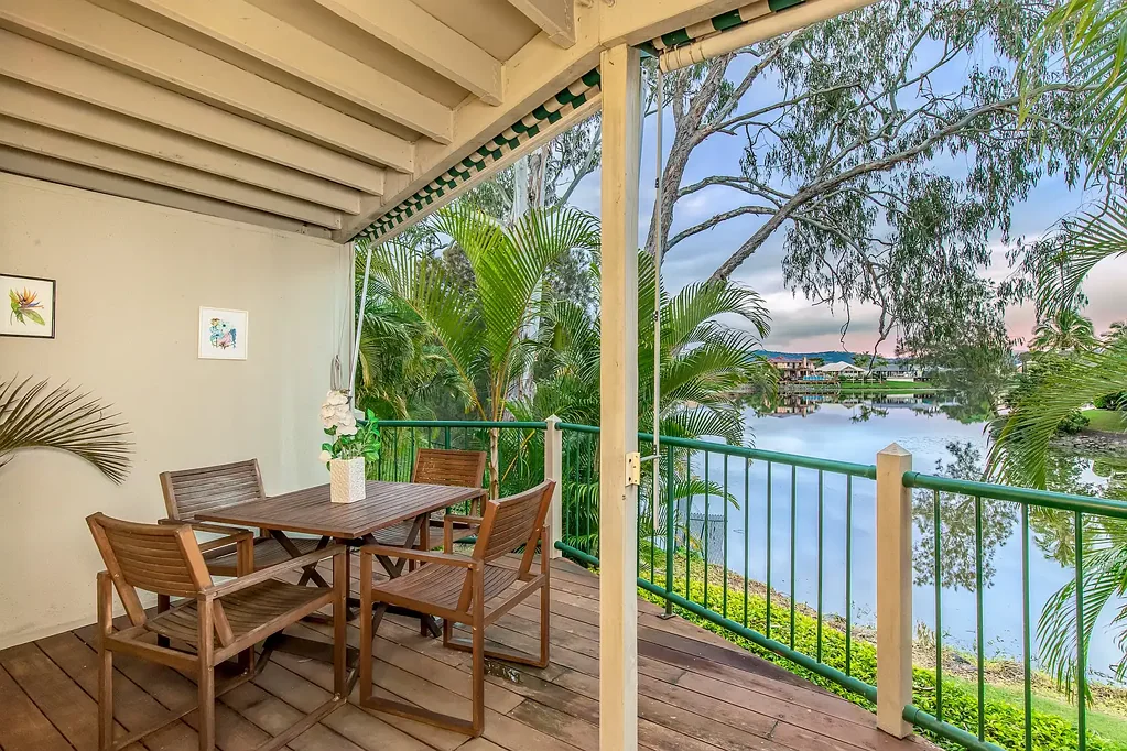 Clear Island Waters 3chambre Tightly Held Waterfront Townhouse with Spectacular Sunset Views