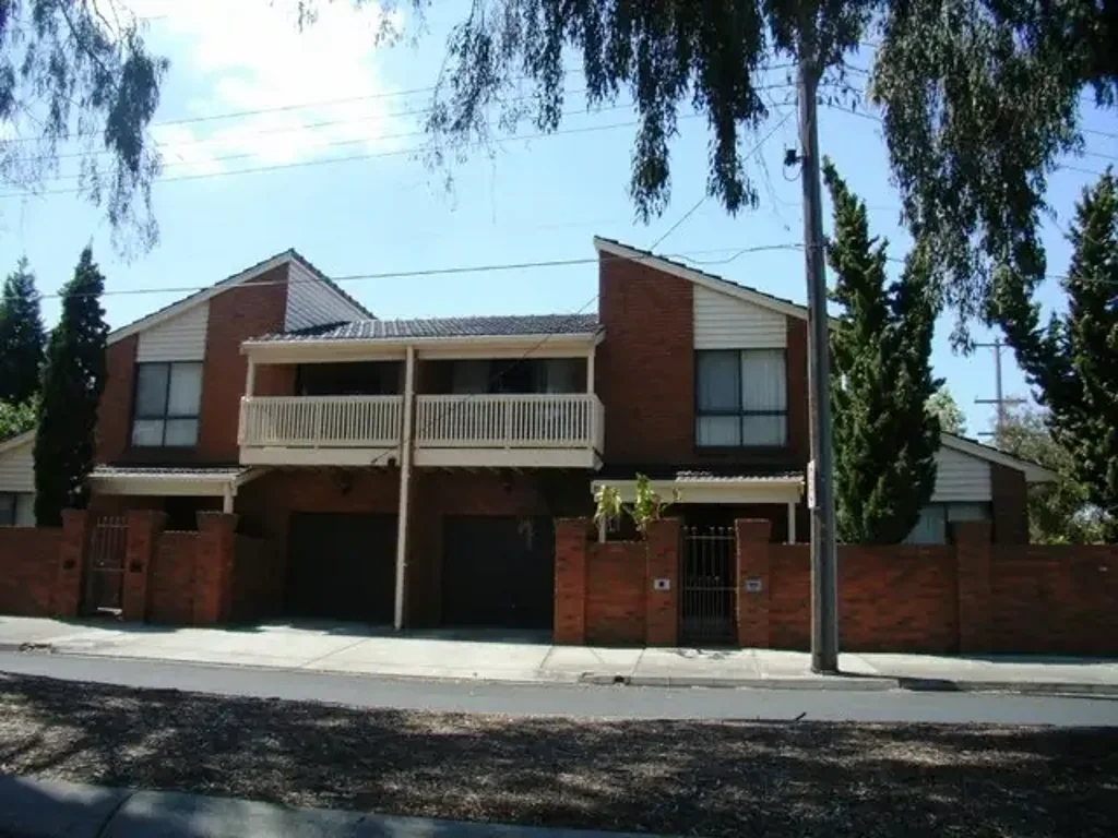 2 bedroom townhouse with lock up garage