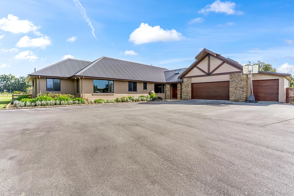 Winton Exceptional homestead on park like grounds