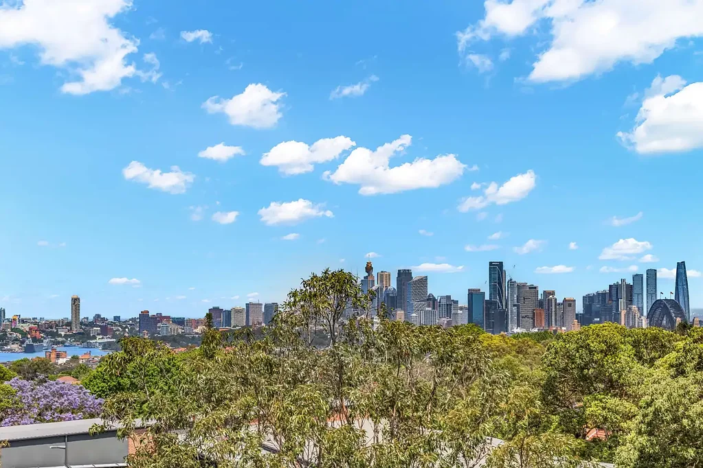 Mosman 1房 壮丽市景海港 5楼转角公寓 开放绿意全景 定制石材厨房 遮盖停车位 沿海生活便利 Light Filled & Renovated with Shimmering City Skyline & Harbour Views