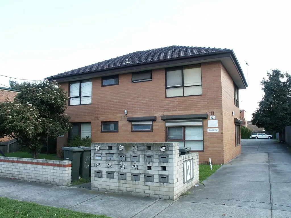 Close to Public Transport, Schools and Shopping Facilities.
