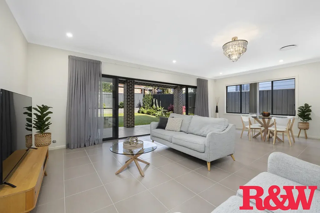 Miranda 5Kwarto Near New Modern and Spacious 5-Bedroom Duplex Walk to Two Stations, Westfield. Rare Opportunity, First Time on Market!