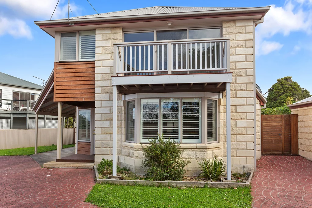 Apollo Bay 3બેડરૂમ EFFORTLESS BEACHSIDE LIVING AT AN INCREDIBLE PRICE!