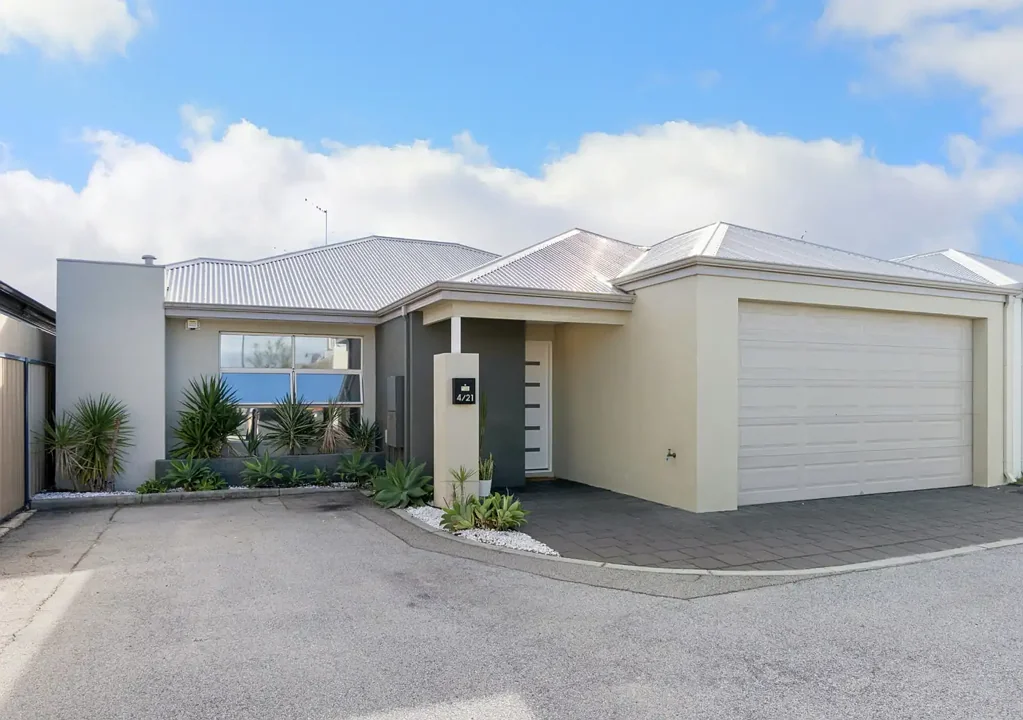 Tapping 3Moenga MODERN, SOPHISTICATED & MOVE IN READY!!