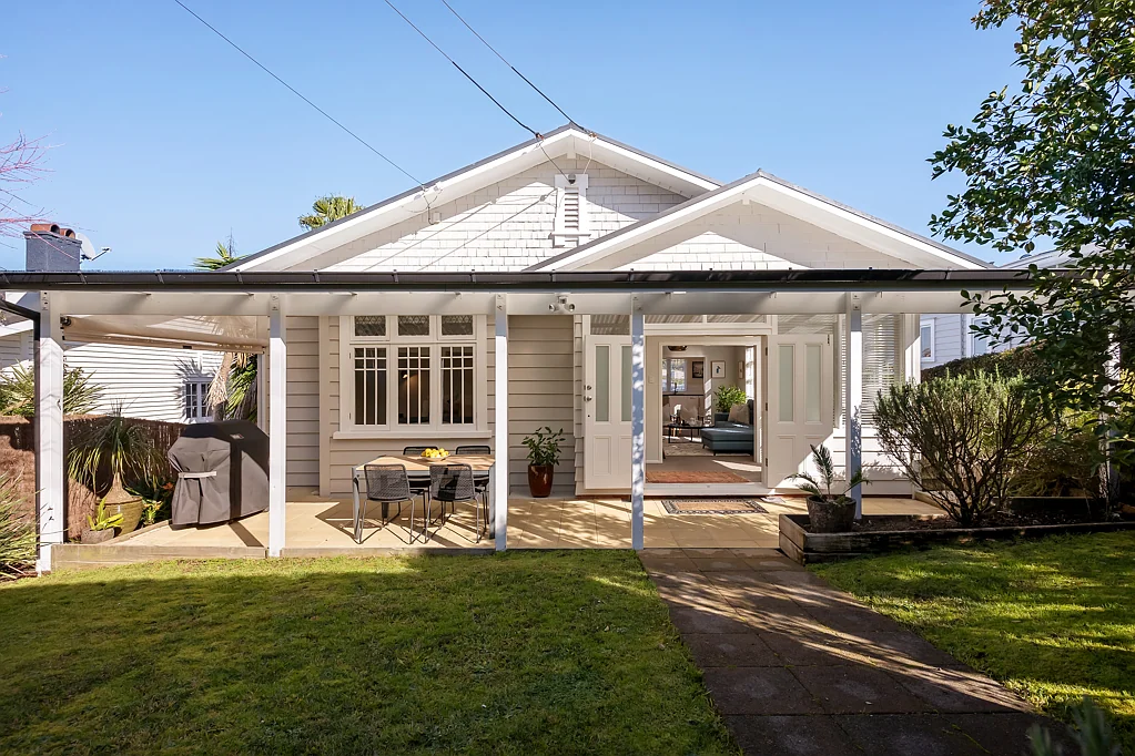 Remuera 4Moenga Over The Hedge