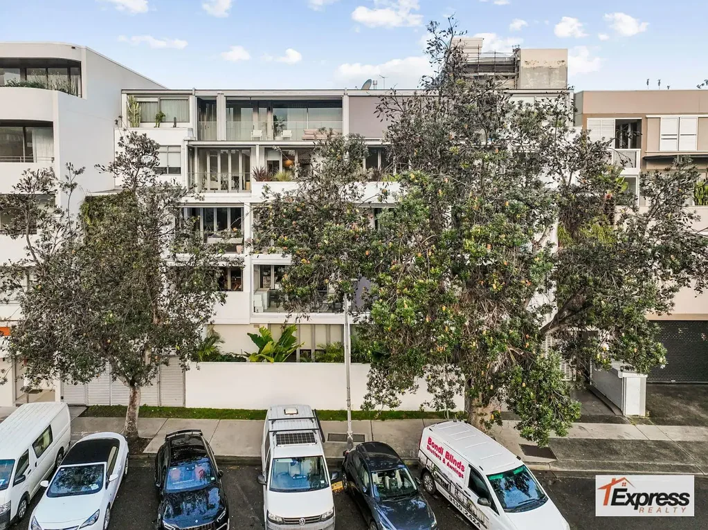 AS NEW CONTEMPORARY APARTMENT IN EXCELLENT BEACHSIDE LOCATION