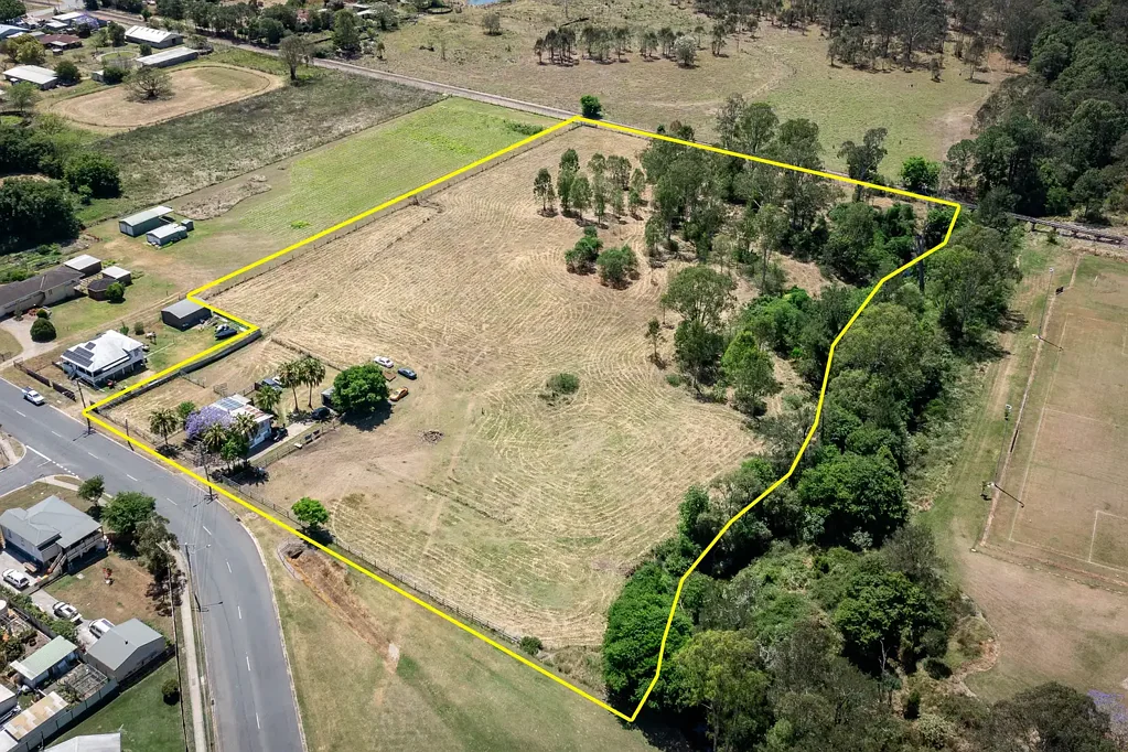 Silkstone 3ห้องนอน Acreage in the Heart of Silkstone - 7.66 Acres of Possibility
