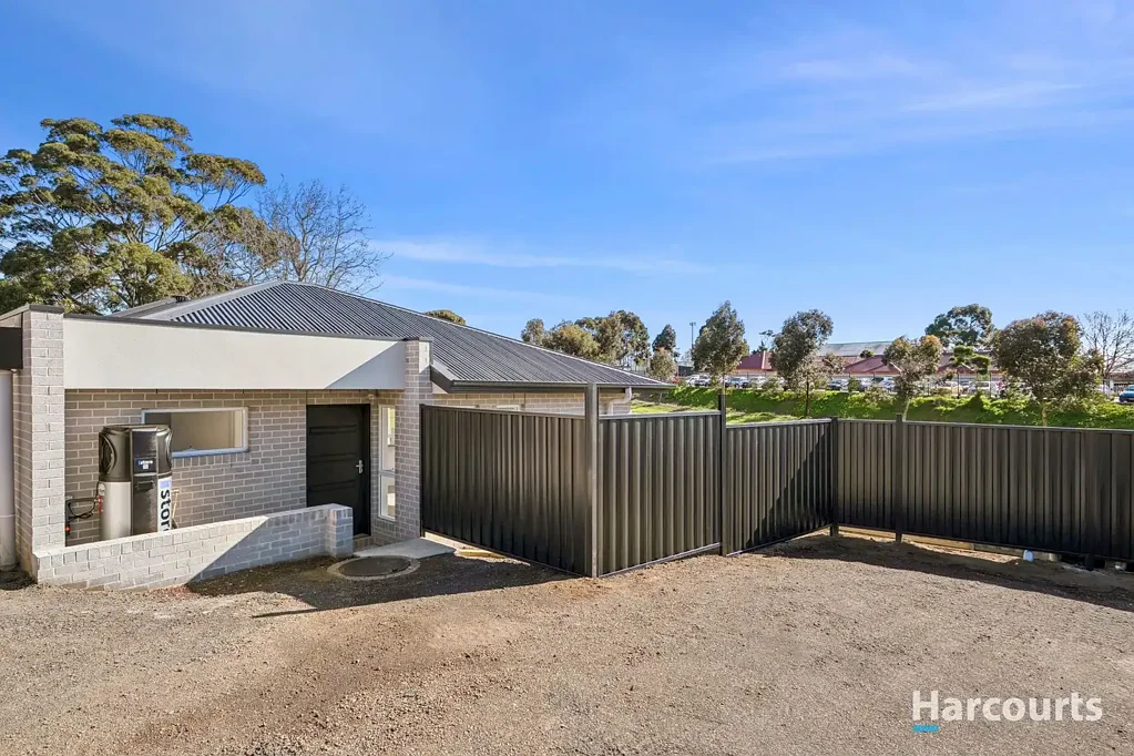 Modern Living in a Fantastic Location & Walking distance to train station