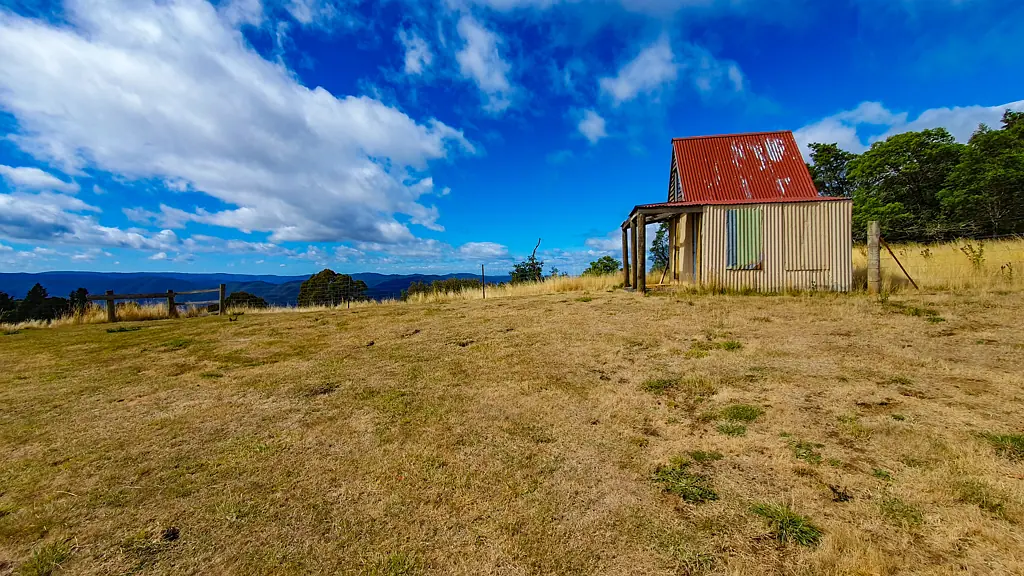 Aberfeldy HIGH COUNTRY HIDEAWAY WITH A MOTIVATED VENDOR!