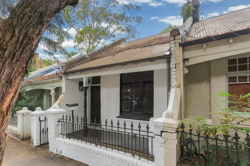 Newtown 2 Slaapkamer Position and potential footsteps from King Street