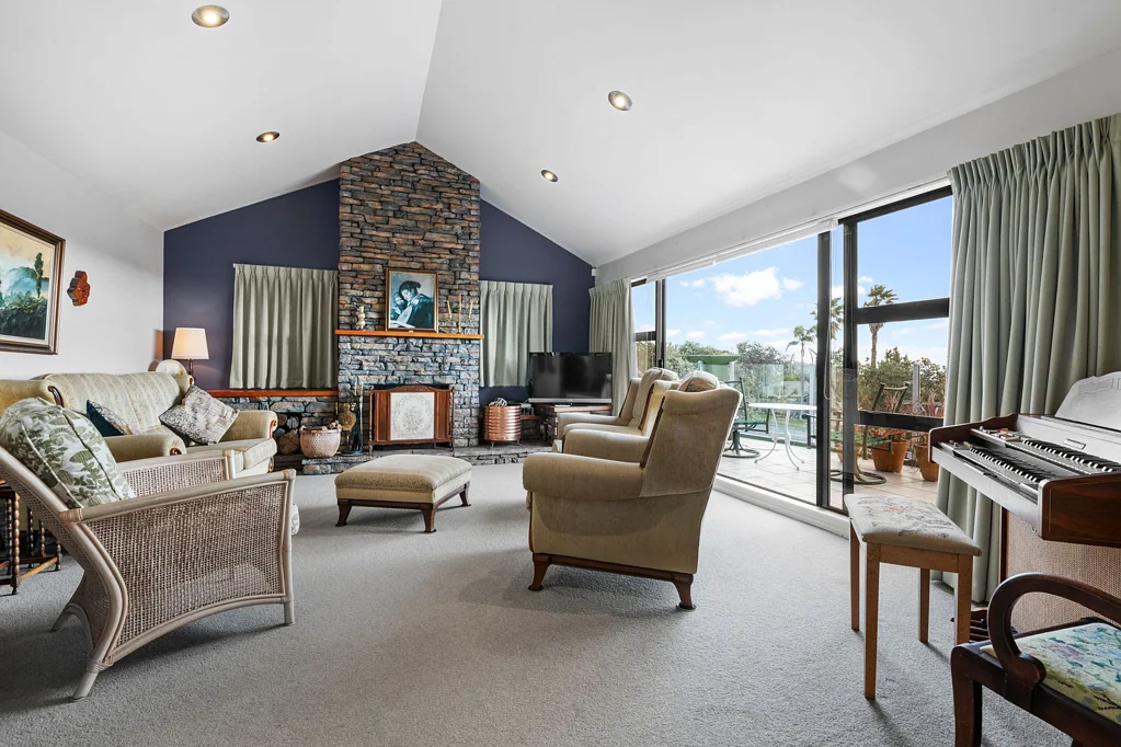Gulf Harbour 4房  AMAZING! ONLY $995K! 290m2 HOME ON 812m2 SECTION!