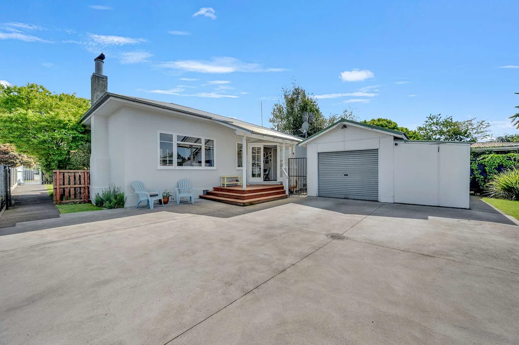 Camberley 3房  A Prime Versatile Home