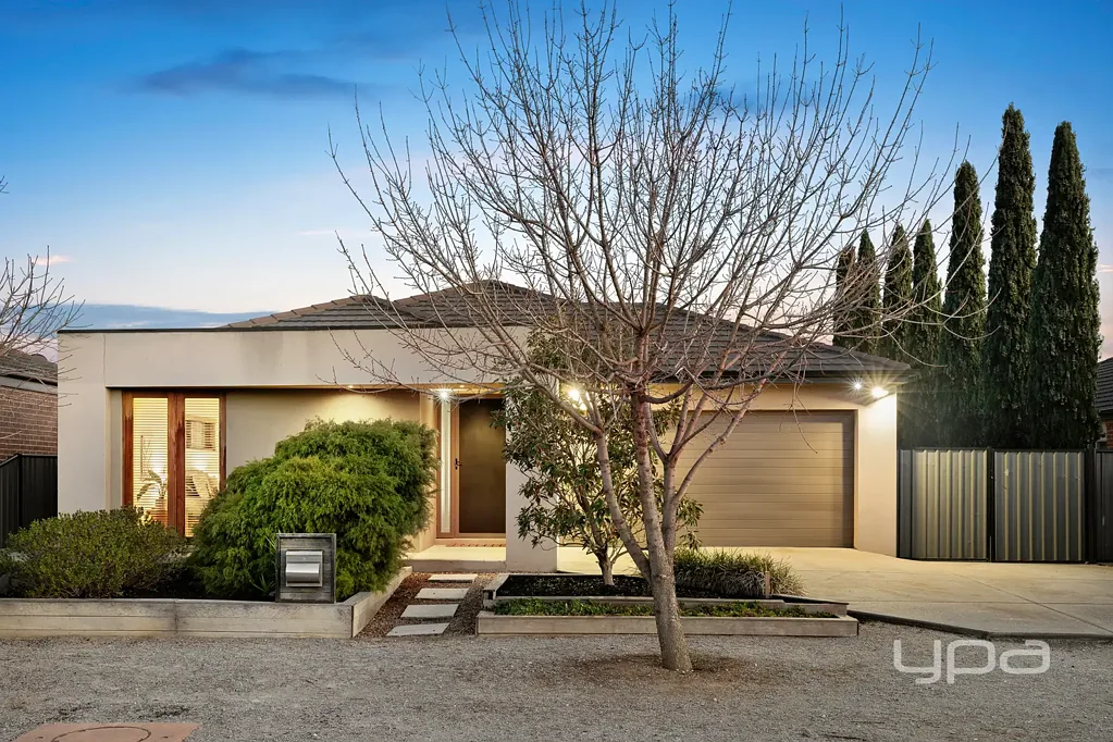 Point Cook 3ਬੈੱਡਰੂਮ A Tranquil Courtyard North-Facing Sanctuary in the Heart of Point Cook