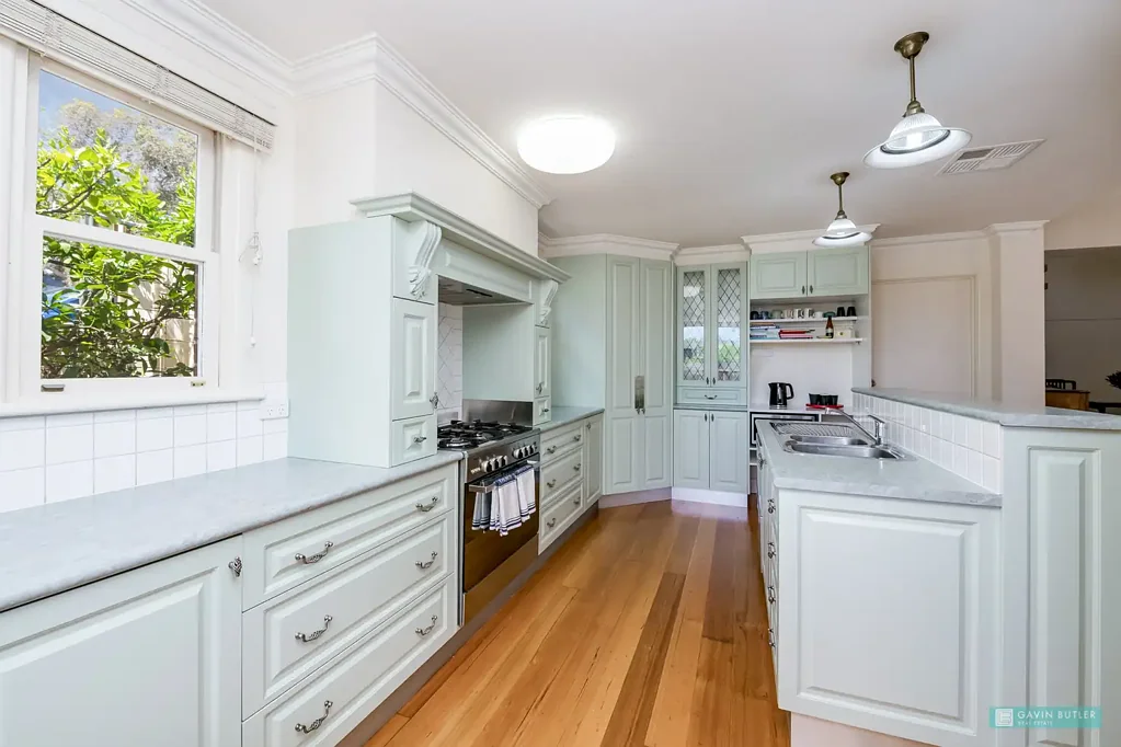 Flora Hill 4ห้องนอน Red brick 4 bedroom family home situated in Flora Hill