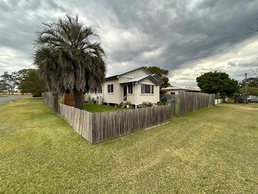 Kingaroy 3 Slaapkamer 1940s Classic with Modern Comfort, Character & Charm.