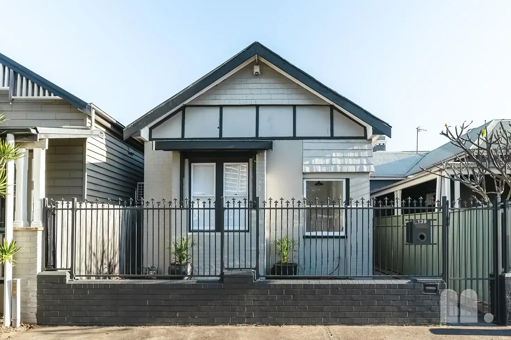 Newcastle West 2ห้องนอน Character home, walk everywhere address