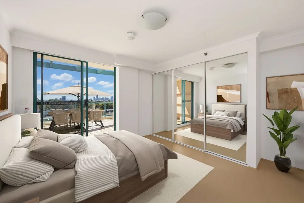 SPACIOUS SUB-PENTHOUSE WITH PANORAMIC CITY AND HARBOUR BRIDGE VIEWS
