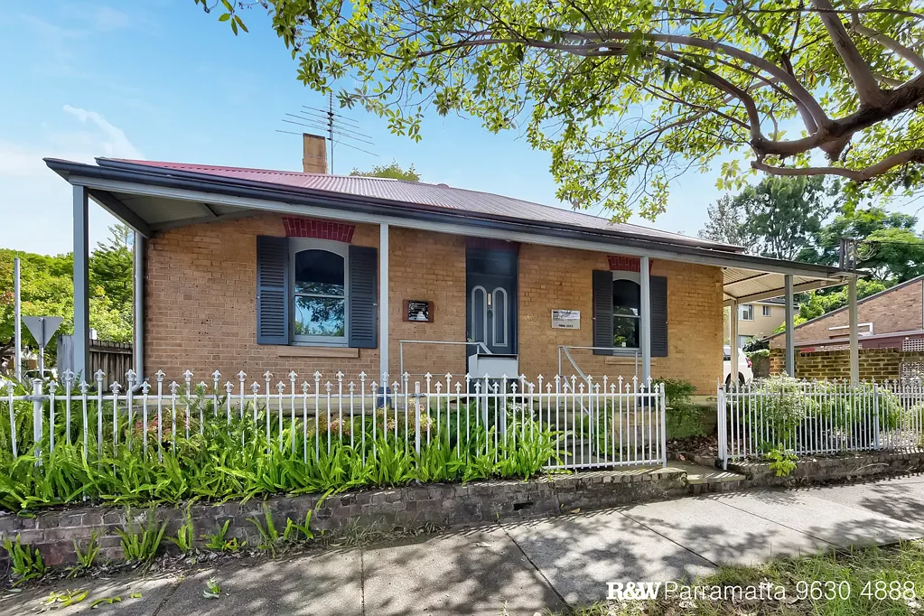 North Parramatta 5ਬੈੱਡਰੂਮ A rare historical commercial cottage - timeless charm, modern comforts & corner prime location