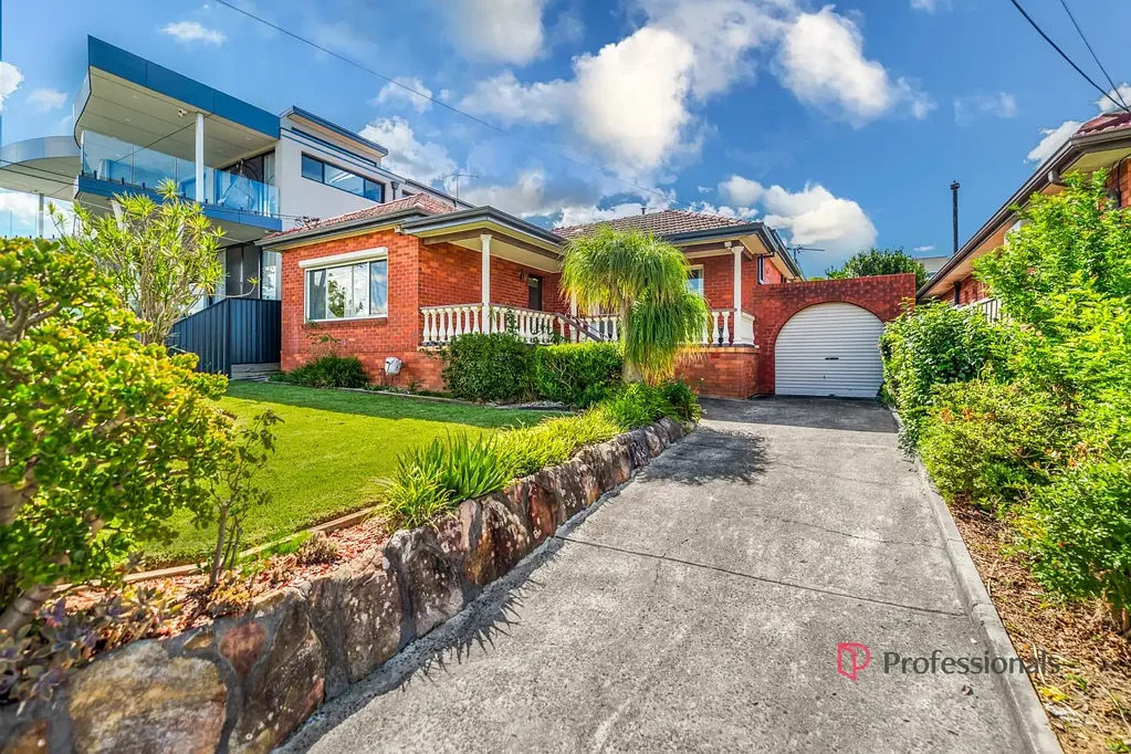 SPACIOUS FAMILY HOME IN A BLUE-RIBBON LOCATION