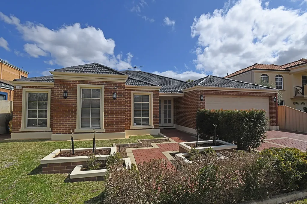 SUPERBLY PRESENTED SPACIOUS FAMLY STYLE HOME
