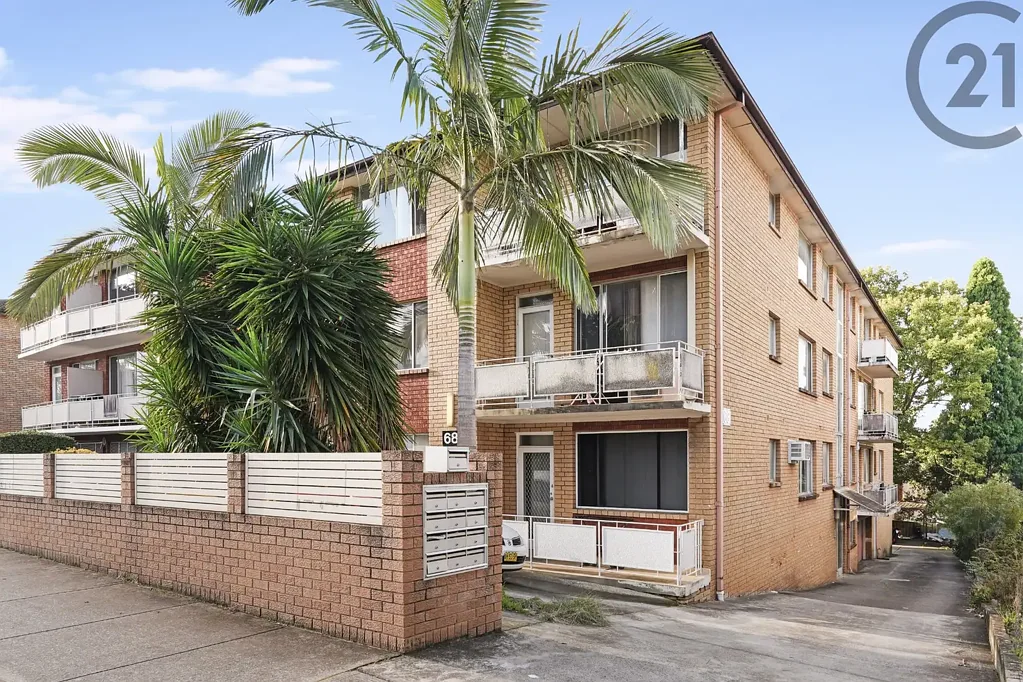 Hurstville 2कमरा Northwest Facing Unit with Lock-Up Garage in Hurstville Public School Catchment