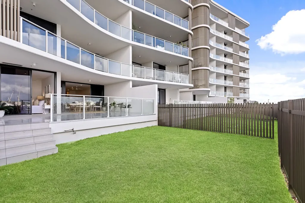 Birtinya 3房  Waterfront Ground Floor Living in The Brand New St Clair Building