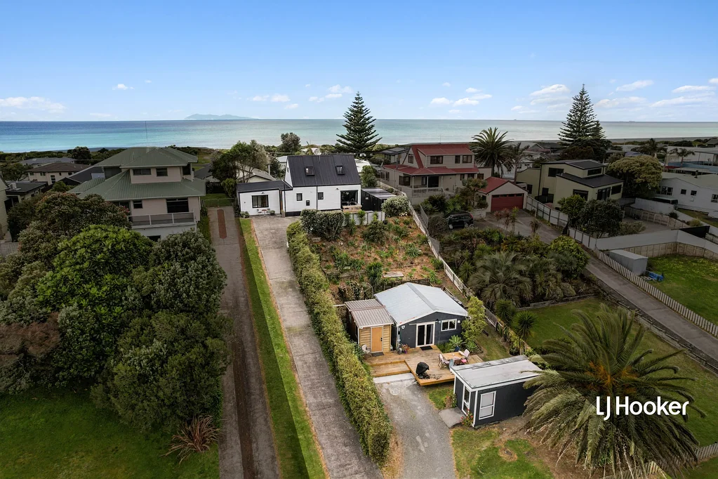 Waihi Beach 4Kwarto UNEXPECTED VIEWS. UNEXPECTED OPPORTUNITY.