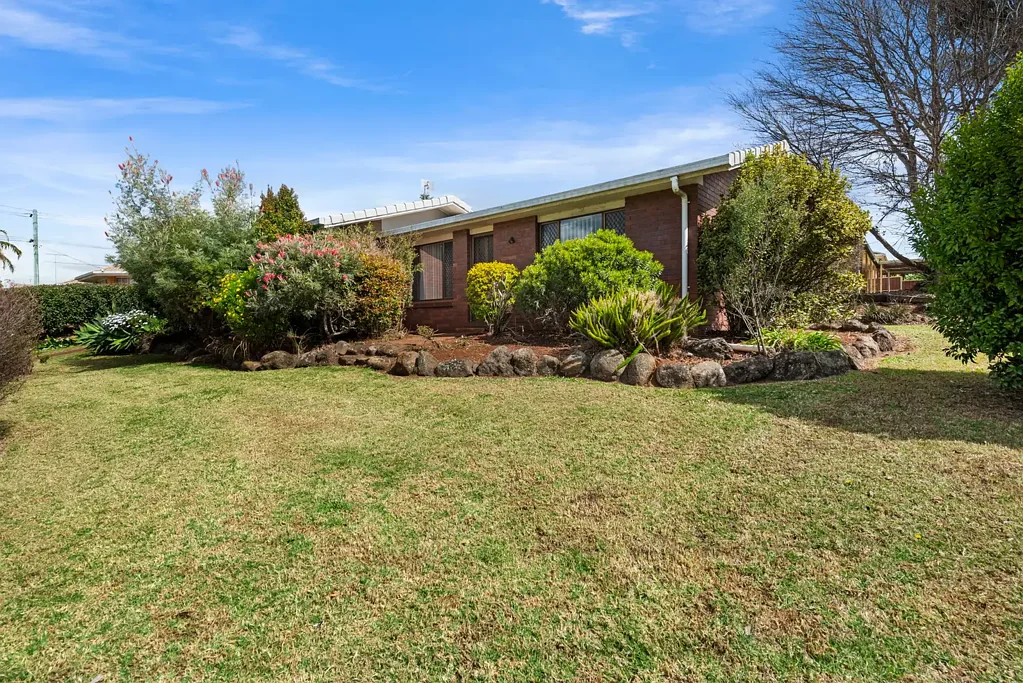 New Carpets & Internal Paint; Updated Kitchen; Close to Public Transport