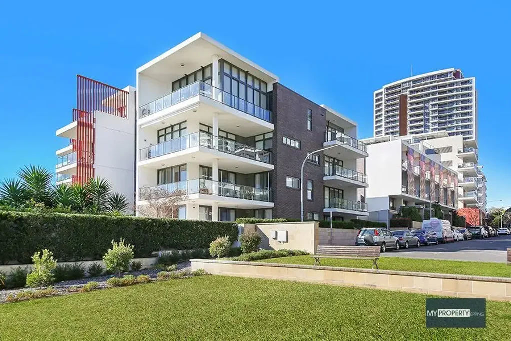 IMMACULATE APARTMENT IN WATERFRONT COMPLEX