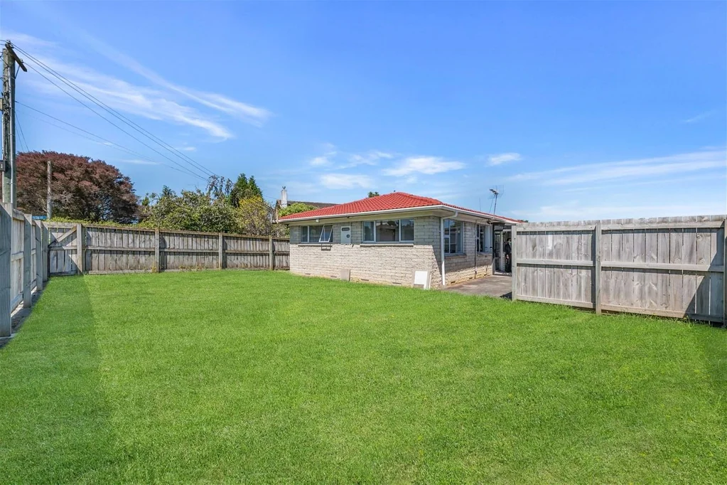 Warm 2-bedroom brick and tile built house at Papakura