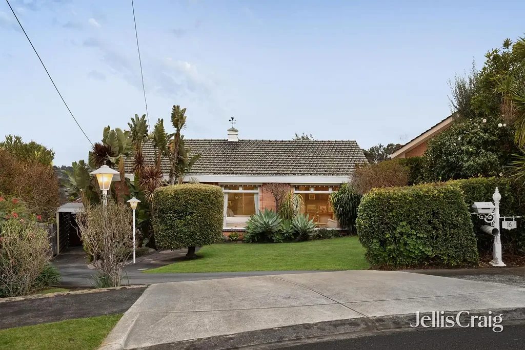 Rosanna 3房  Premium Location with Panoramic 180 Degree Views and Viewbank College Zoning!