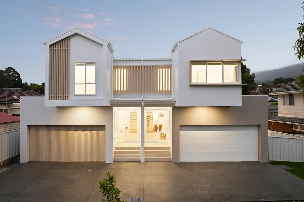 Keiraville 4 Slaapkamer New designer duplex with rare side yard access and double garage - one left!