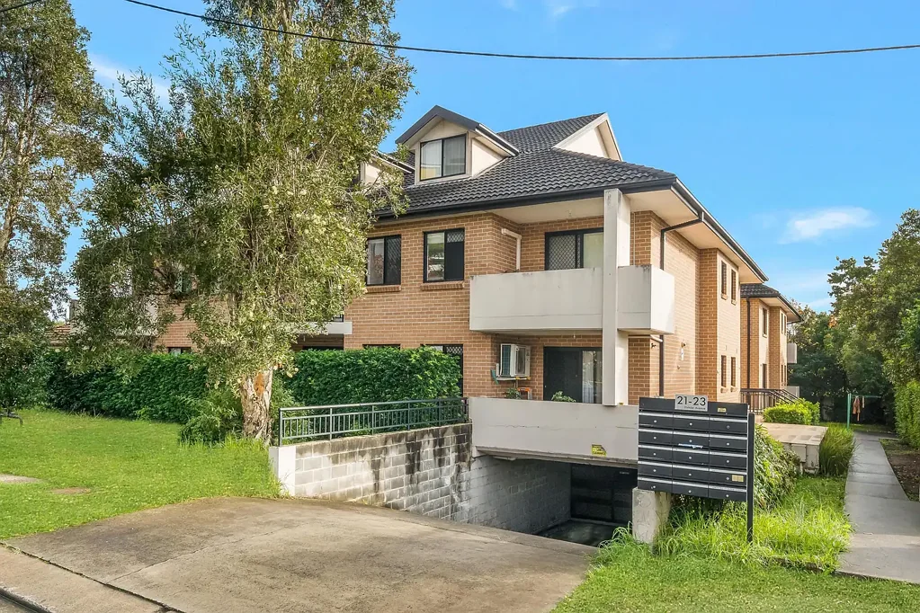 Warwick Farm 3Zimmer Three bedrooms, soaring ceilings and a top-floor renovation that's ready to impress
