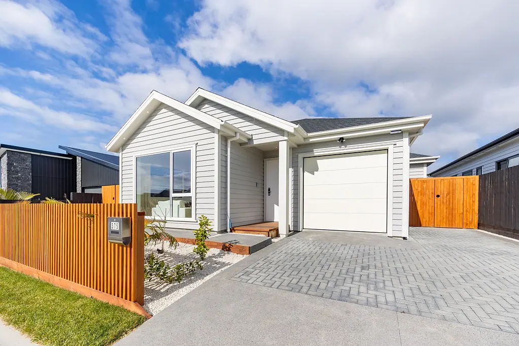 Wainui 4 Bedroom LUXURY HOME with Granny Potential