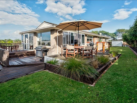 Botany Downs 4 Bedroom Great Family Home - Plus Much More