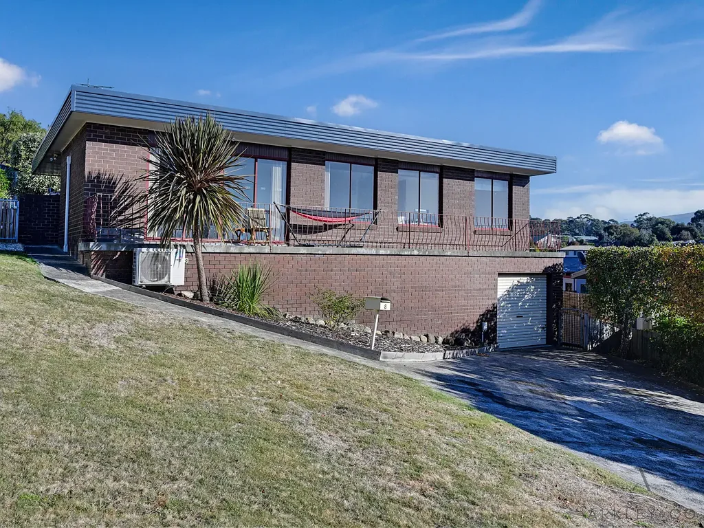 Blackmans Bay 3 Bedroom Walk to the Beach, Wake to the Views