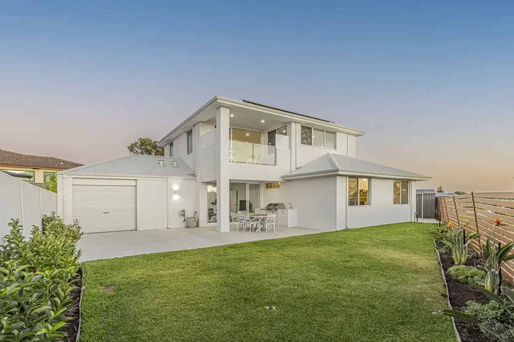 Mullaloo 4chambre Elevated Elegance with Ocean Views